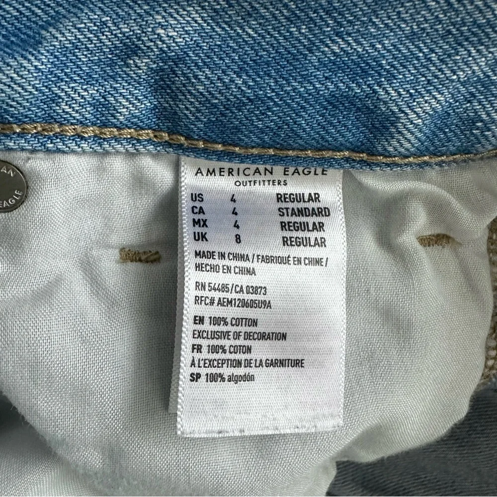 AMERICAN EAGLE Mom Jeans High Rise Cut Off Light Wash Denim Shorts 4
